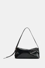 Bolso de hombro tipo baguette en color negro con acabado brillante. Presenta un diseño rectangular con cierre de cremallera superior y doble asa ajustable mediante hebillas metálicas.