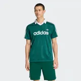 Camiseta Adidas Originals Archive de corte clásico, color verde con rayas verticales sutiles, cuello polo y escote en V blancos. Presenta mangas corta con las clásicas tres tiras blancas en los hombros, el logo del trifolio y la inscripción "adidas" en el centro del pecho en color blanco.