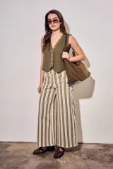 Jean wide leg de tiro alto con diseño de rayas verticales en tonos verde militar, borravino y crudo. Cuenta con bolsillos delanteros y traseros, y cierre frontal con botón y cremallera.