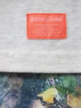 Remera de manga corta color gris jaspeado, confeccionada en algodón.