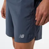 Short deportivo New Balance de secado rápido, con cintura elástica, bolsillos laterales y logo reflectante en la pierna. Cuenta con forro interior para mayor comodidad durante el entrenamiento.