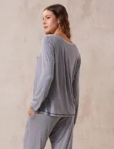 Conjunto de pijama marca René Rofé, compuesto por pantalón y remera a rayas grises y blancas. La remera es de escote en V, con bolsillo en el pecho y mangas largas. El pantalón tiene cintura elastizada y bolsillos laterales.