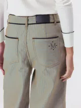 Pantalón sastrero de tiro medio, pierna ancha y corte recto, color bordó con finas rayas verticales y detalles de vivos a contratono en la pretina y el frente.