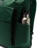 Mochila Columbia modelo Convey III 27L Omni-Shield de color verde, con cierre enrollable, tiras ajustables y el logo de la marca impreso en el frente.