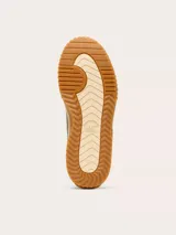 Zapatillas Sorel modelo Ona Ave T Toe, de color blanco con detalles en verde militar y suela de plataforma de goma color marrón. Presentan capellada de cuero y gamuza con diseño retro y cordones.
