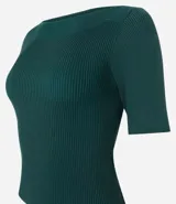 Blusa de punto acanalado en color verde oscuro, con escote bote y mangas cortas. Presenta un diseño ajustado al cuerpo y tejido de textura uniforme.