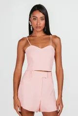 Short de vestir color rosado, de tiro alto, con bolsillos laterales y cierre invisible.