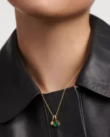 Collar dorado con cadena fina y dos dijes colgantes: uno con pavé de circonitas y otro con aventurina verde en forma de gota.