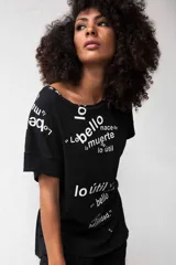 Remera negra de algodón con cuello redondo y mangas cortas. Estampado frontal con una frase del filósofo José Enrique Rodó en letras blancas de diferentes tamaños.