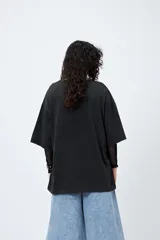 Remera azul de manga corta con estampa de caballo y texto "It's about to get WESTERN".