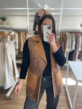 Chaleco largo con estampado animal print, forrado con corderito color camel y bolsillos delanteros.