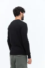 Sweater de hombre con escote redondo, manga larga y calce regular. Presenta un pequeño logo bordado en el pecho y puños acanalados.
