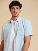 Camisa blanca a rayas verticales grises, de manga corta y corte regular fit.