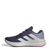 Championes de running Adidas modelo Questar 3, de color azul oscuro con detalles en gris y acentos en violeta. Presentan el diseño clásico de las tres tiras en los laterales y una suela con amortiguación.