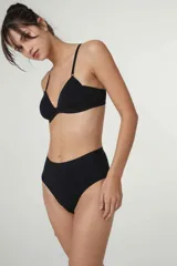 Bombacha tiro alto color borgoña, con fundillo de algodón.