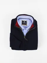 Campera de hilo con punto panal, cuello alto y cierre frontal completo.