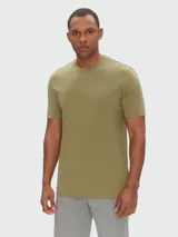 Remera de manga corta BOSS modelo Thompson 01, color beige claro, con cuello redondo y pequeño logotipo de la marca estampado en el pecho.