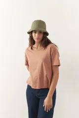 Remera de algodón de manga corta y cuello a la base en color lila claro, con diseño de corte recto y holgado.