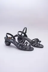 Sandalia dorada metalizada con tiras finas y taco bolita.