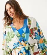 Kimono de viscosa con estampado tropical de guacamayos y follaje. Presenta mangas anchas, abertura frontal completa y lazo ajustable en la cintura.