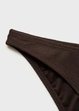 Braga de bikini marrón con tejido de canalé y silueta clásica.