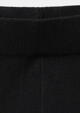 Pantalón de punto de corte recto y tiro alto, con diseño liso y cintura elástica.