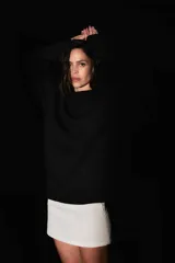 Buzo negro oversize de frisa con cuello redondo, hombros caídos y terminaciones de rib. Presenta logo bordado a tono en el frente y estampa serigrafiada a contratono en la espalda.