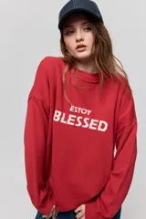 Sweater de punto marrón de tejido liviano y calce relajado, con hombros caídos, cuello redondo y puños y cintura en rib. Cuenta con una estampa tejida en el frente con la frase "Estoy Blessed" en color amarillo.