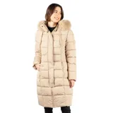 Campera larga tipo puffer color beige, con diseño acolchado horizontal, cierre frontal con solapa, bolsillos laterales con cierre y capucha desmontable con borde de piel sintética.