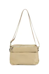 Bandolera negra de material sintético, con correa ajustable y dos compartimentos frontales con cierre de cremallera metálico.