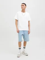 Remera blanca de algodón con cuello redondo y manga corta. Estampado en el frente con imagen de playa y texto "Mediterranean Works, The Creative Studio, Jack & Jones".