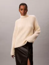 Sweater Calvin Klein de cuello alto y tejido de punto inglés, color blanco, de corte regular y mangas largas con diseño holgado.