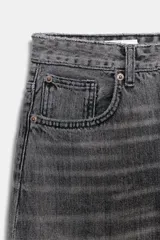 Jeans de mujer color beige claro, tiro medio, estilo balloon baggy con pierna ancha y largo completo. Presenta costuras visibles y un lavado que le da un aspecto desgastado.