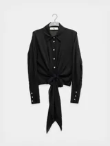 Camisa negra de manga larga con lazo en la cintura y botones nacarados. Confeccionada en 100% algodón y detalle de Polonio en cobre.