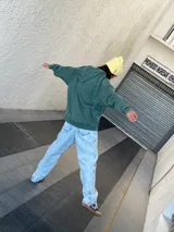 Pantalón de jean celeste con lavado ácido, corte amplio y tiro alto.