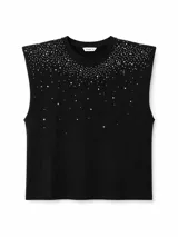 Remera sin mangas de corte recto, color negro, con hombreras y detalle de strass aplicado en la parte superior delantera.