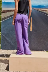 Pantalón de corte semi oxford confeccionado en poplín de algodón, con cintura elastizada ancha, bolsillos delanteros y tajos en los laterales externos.