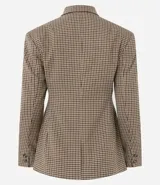 Blazer de sastrería con estampado pied de poule, corte estructurado, cuello con solapa clásica, cierre frontal de tres botones y bolsillos con solapa.
