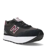 Championes urbanos New Balance modelo 515, color negro con detalles en bordó y blanco. Presentan una plataforma alta, capellada de material textil con refuerzos de gamuza sintética, logo lateral característico y suela de goma con diseño moteado.