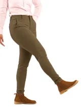 Pantalón de vestir color verde oliva, de corte skinny, con bolsillos laterales y traseros. Confeccionado en algodón y spandex.