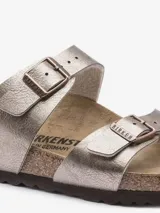 Sandalias Birkenstock modelo Sydney, color plateado, con dos correas ajustables con hebilla y plantilla anatómica de corcho y látex.