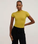 Body femenino marca Cortelle, confeccionado en poliamida y elastano, con cuello medio, mangas cortas y diseño liso. Cuenta con cierre en la entrepierna.