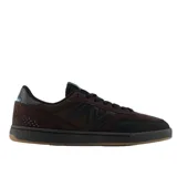Championes New Balance Numeric 440, modelo diseñado para skate y uso urbano, en color marrón con detalles en negro. Presentan una combinación de materiales en la capellada, logo N lateral y suela de goma con base color caramelo.