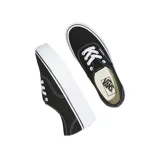 Championes Vans modelo Authentic Stackform, color negro con suela de plataforma blanca. Diseño clásico de lona con cordones blancos y costuras a la vista.