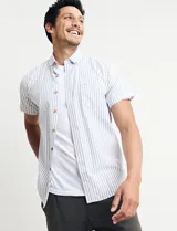 Camisa de manga corta con botones, a rayas verticales color rojo y blanco, con bolsillo en el pecho.