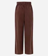 Pantalón wide leg de lyocell marrón, con pinzas delanteras, caída fluida y cintura elastizada en la espalda.