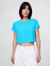 Remera corta color celeste, de corte recto y cuello redondo.