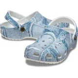 Zuecos Crocs Classic Clog con diseño estampado imitando tela de jean, orificios de ventilación en la parte superior y tira ajustable en el talón.