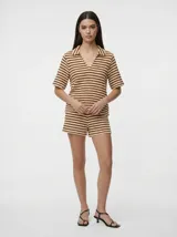 Blusa de punto con rayas horizontales marrones y beige, manga corta y cuello camisero con escote en V.