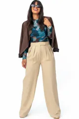 Pantalón pinzado de corte recto y tiro alto en color beige, con bolsillos laterales y presillas para cinturón.